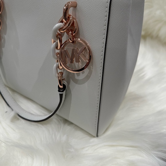 Michael Kors small purse. Brand new in original packaging. - Picture 3 of 7